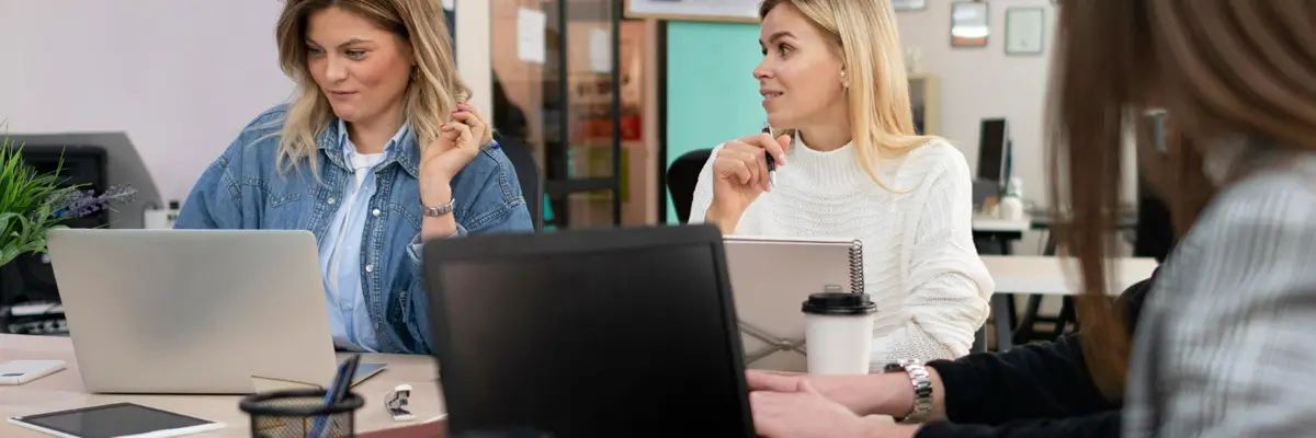 Chicas trabajando en SEO en Ávila