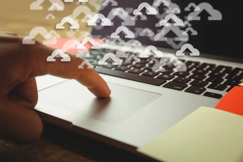 Dedo de programador activando la migración seo
