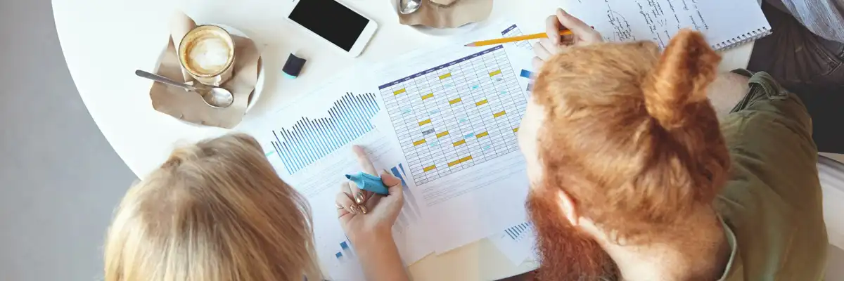 Dos expertos SEO en una oficina en Almería