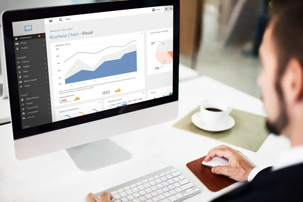 Especialista SEO usando semrush