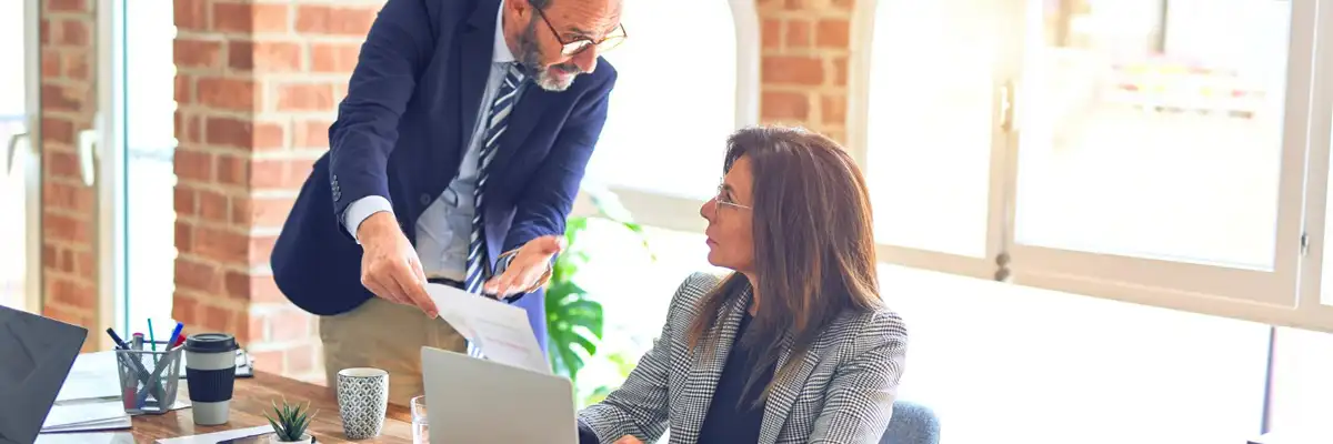 Experto SEO guía cliente en Granada