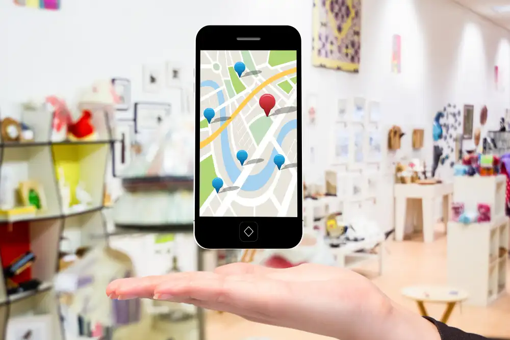 Mano bajo móvil con google my business