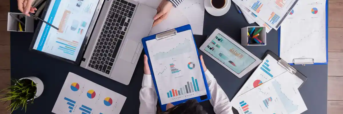 Mesa de trabajo SEO con hojas y datos