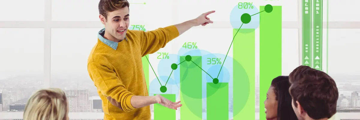 Un consultor SEO muestra resultados a clientes en Baleares