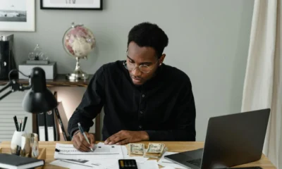 Imagen de un accountant using laptop para ilustrar el artículo sobre cual es la mejor ia para contabilidad, mostrando el trabajo digital en un despacho.