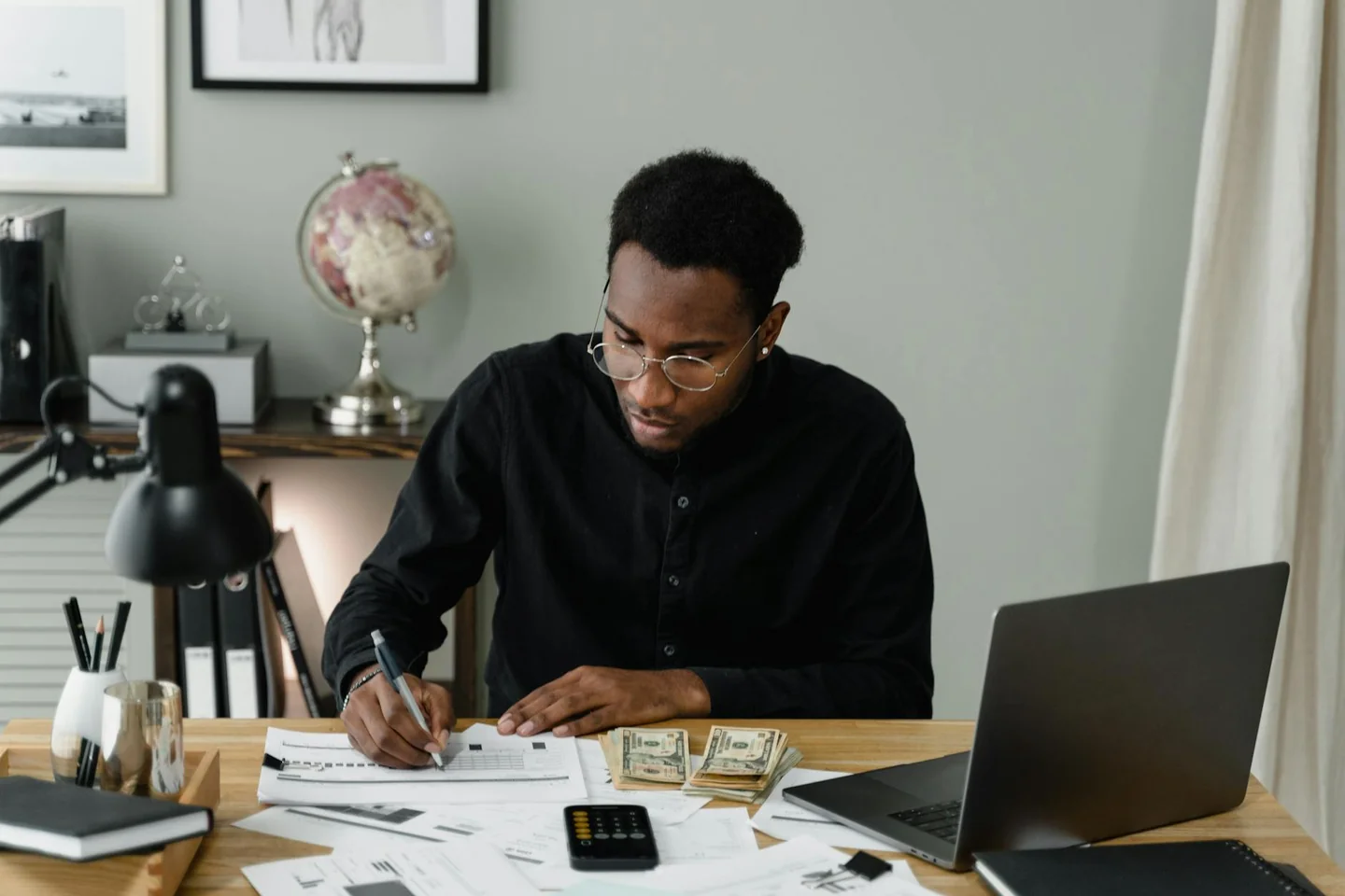 Imagen de un accountant using laptop para ilustrar el artículo sobre cual es la mejor ia para contabilidad, mostrando el trabajo digital en un despacho.