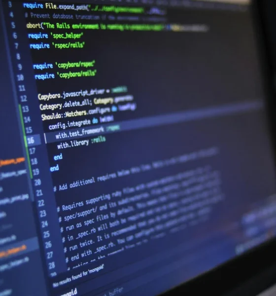 Persona revisando código en portátil sobre structured data útil para una página web