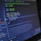 Persona revisando código en portátil sobre structured data útil para una página web