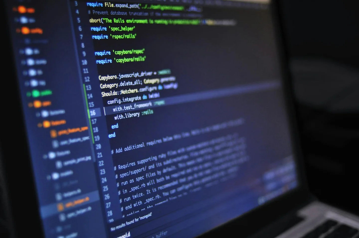 Persona revisando código en portátil sobre structured data útil para una página web