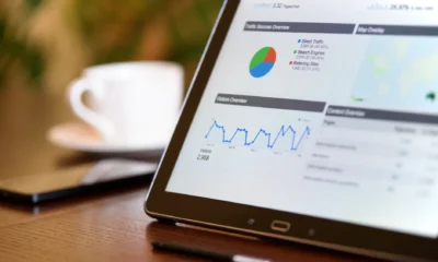 Pantalla con ecommerce analytics dashboard para ilustrar un analisis de competencia ecommerce en una tienda online