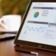 Pantalla con ecommerce analytics dashboard para ilustrar un analisis de competencia ecommerce en una tienda online