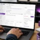 hombre trabajando en su WooCommerce