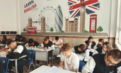 seo local para academias de idiomas en un aula con profesor y alumnos tomando clase