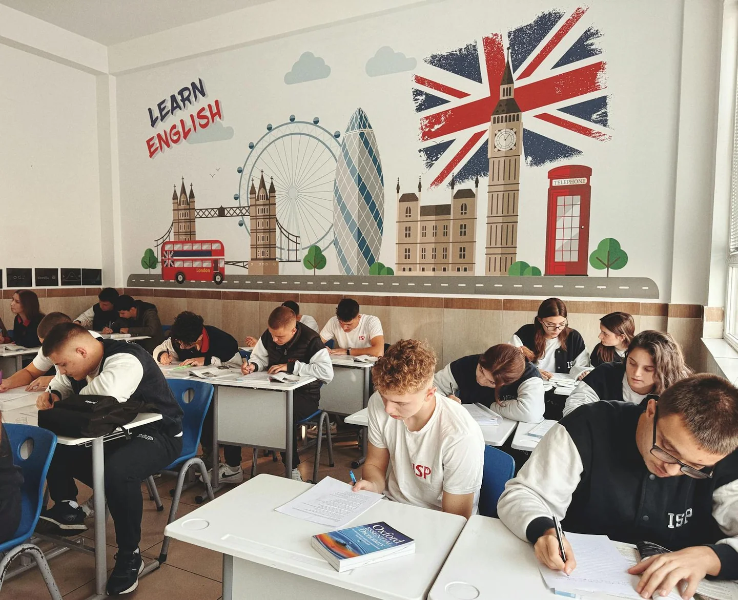 seo local para academias de idiomas en un aula con profesor y alumnos tomando clase
