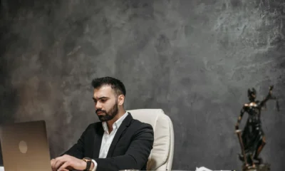 seo local para abogados en un despacho con portátil y documentos sobre la mesa