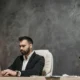 seo local para abogados en un despacho con portátil y documentos sobre la mesa