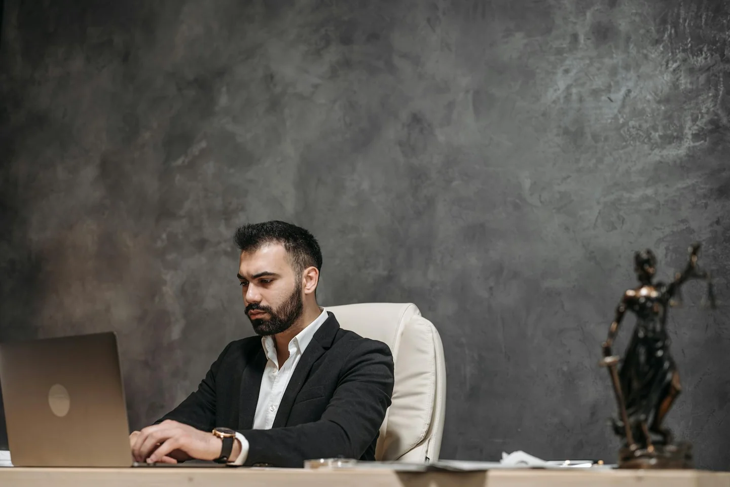 seo local para abogados en un despacho con portátil y documentos sobre la mesa