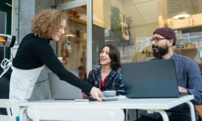 auditoría de seo local en una oficina revisando resultados en un portátil