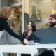 auditoría de seo local en una oficina revisando resultados en un portátil