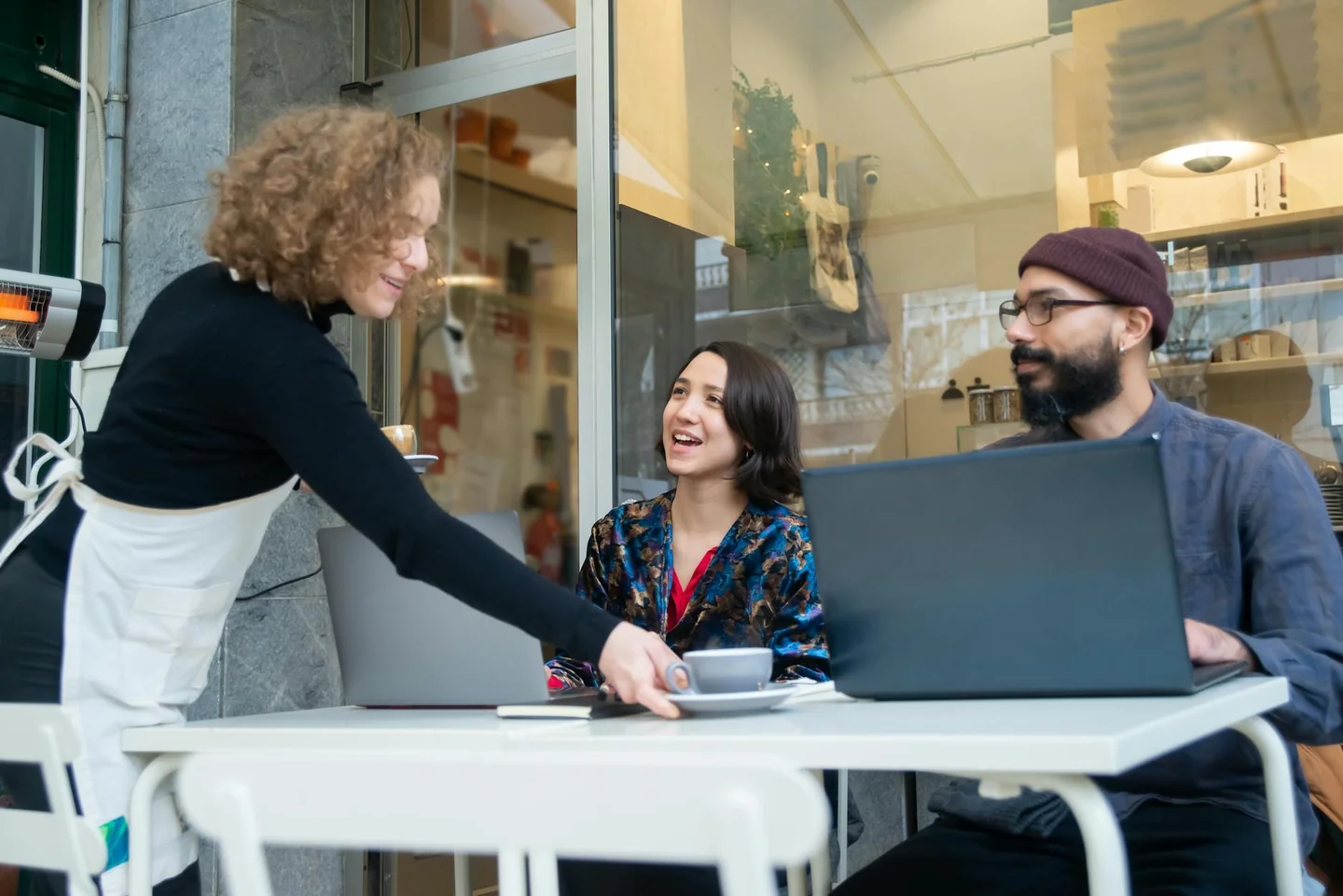 auditoría de seo local en una oficina revisando resultados en un portátil