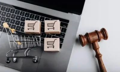 martillo juez y carritos sobre portatil