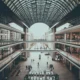 Exterior de un centro comercial urbano relacionado con Reddit shopping en Helsinki
