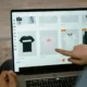 Imagen ilustrativa sobre que es google merchant center, con un catálogo de productos online y datos organizados para ecommerce.