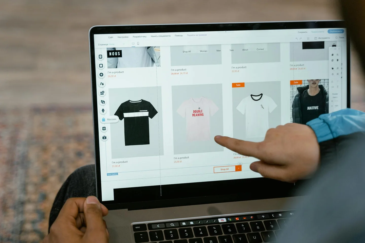 Imagen ilustrativa sobre que es google merchant center, con un catálogo de productos online y datos organizados para ecommerce.