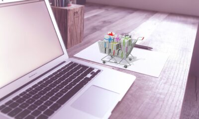 Imagen de un portátil con un carrito de compra en una pantalla, ideal para ilustrar el tema para vender en shopify hay que ser autonomo en tu artículo.