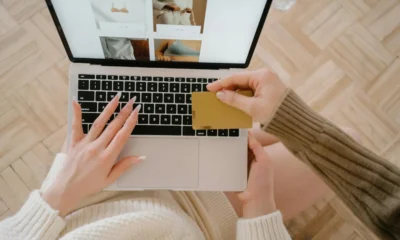 Persona trabajando en un portátil para como crear una tienda online con inteligencia artificial en un entorno de comercio digital.