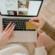 Persona trabajando en un portátil para como crear una tienda online con inteligencia artificial en un entorno de comercio digital.