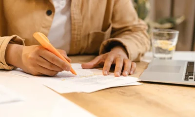 cual es la mejor ia para investigacion en una escena de un investigador analizando documentos y tomando notas