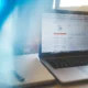 Pantalla de análisis SEO con una herramienta de rastreo de posiciones en google para medir rankings y visibilidad.