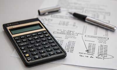 como hacer una auditoria seo a un post con una foto de un checklist de auditoría SEO en un escritorio