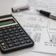 como hacer una auditoria seo a un post con una foto de un checklist de auditoría SEO en un escritorio