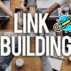 Diferencia entre enlaces y señales seo: ilustración de link building en una pantalla con un gráfico de crecimiento y enlaces conectados