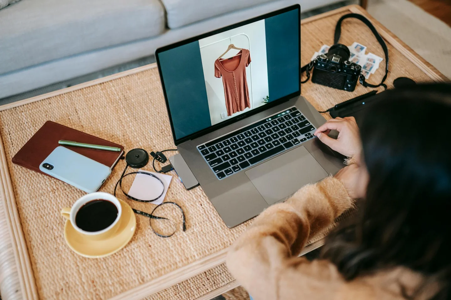 Pantalla de vídeo con productos para ilustrar YouTube Shopping Ads en un artículo sobre compra dentro de YouTube.