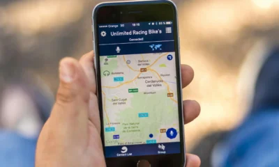Persona revisando en el smartphone una ficha de Google Business Profile IA con mapa y reseñas locales