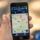 Persona revisando en el smartphone una ficha de Google Business Profile IA con mapa y reseñas locales