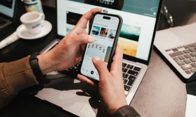 Persona usando Google Lens comercial en un smartphone para buscar un producto con la cámara