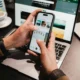 Persona usando Google Lens comercial en un smartphone para buscar un producto con la cámara