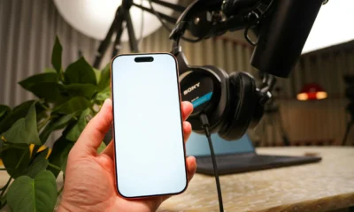 Persona revisando cómo eliminar una reseña de google desde el móvil en la pantalla de un smartphone