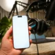 Persona revisando cómo eliminar una reseña de google desde el móvil en la pantalla de un smartphone