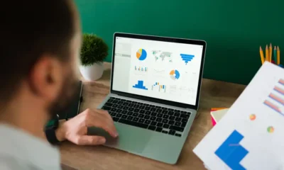 un SEO trabajando en el pc