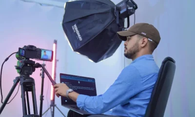 seo youtube cómo posicionar vídeos: creador de contenido editando un vídeo para mejorar su posicionamiento en YouTube