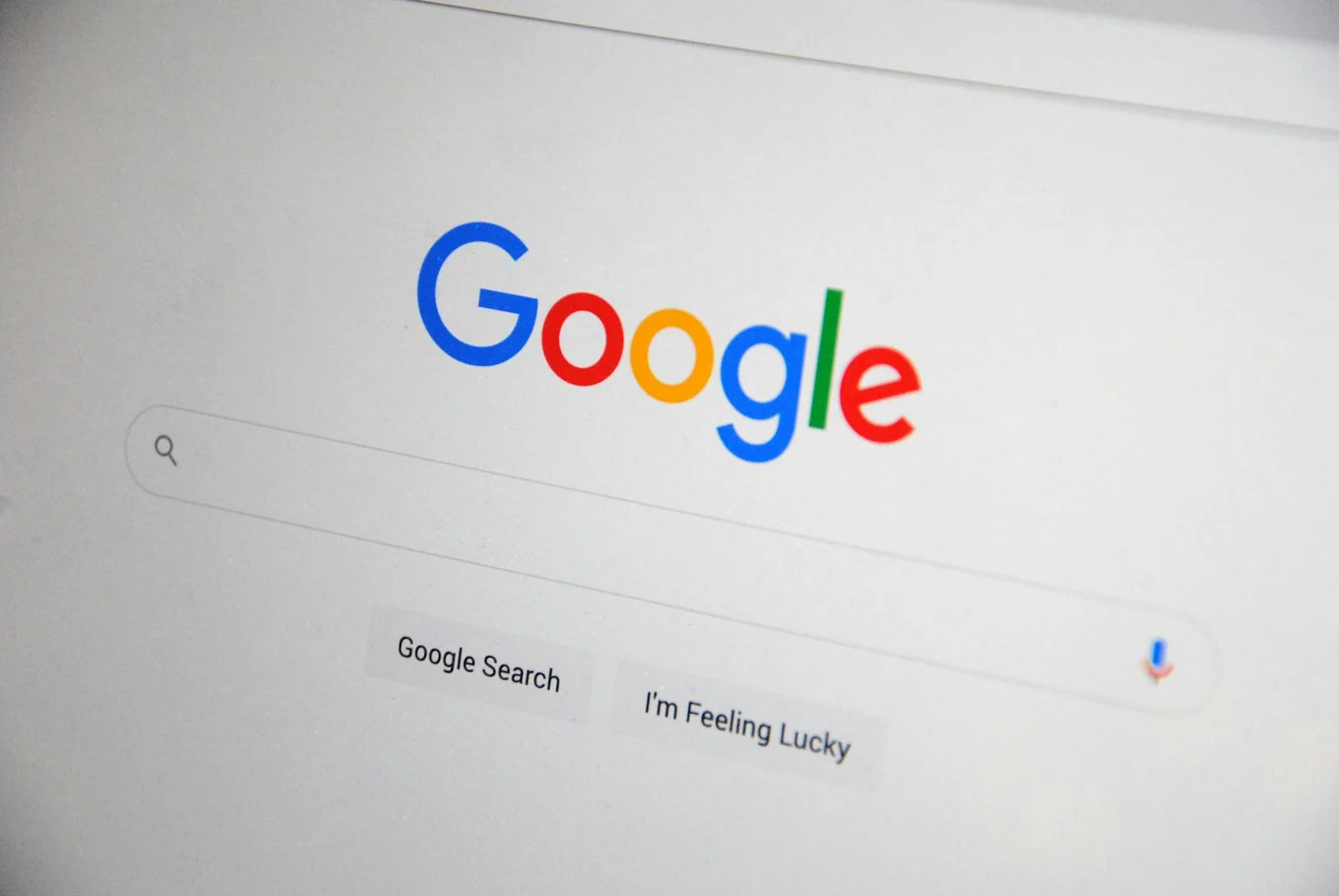 Pantalla con interfaz de búsqueda sobre palabras clave seo youtube para ilustrar una guía práctica para acertar