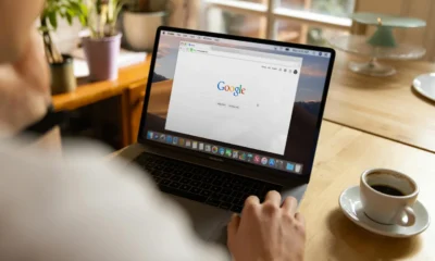 Persona usando una herramienta seo youtube gratis en una laptop para buscar ideas de videos y etiquetas
