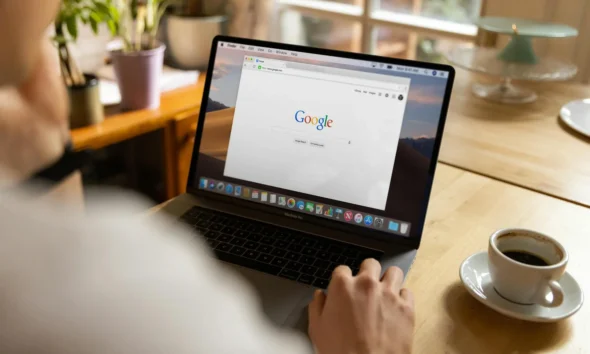 Persona usando una herramienta seo youtube gratis en una laptop para buscar ideas de videos y etiquetas
