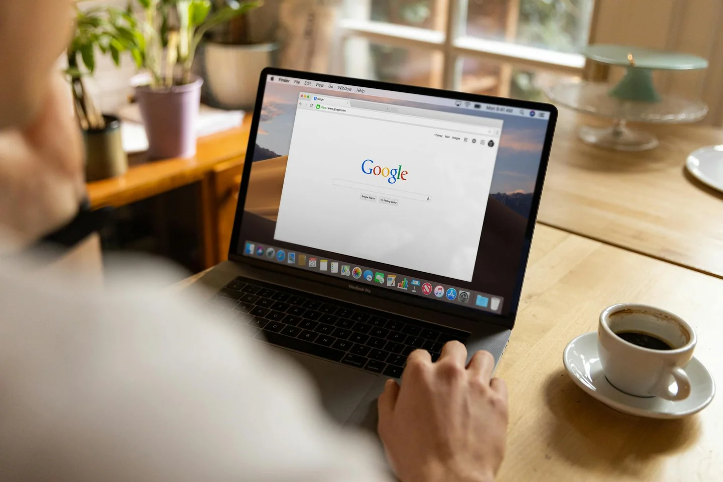 Persona usando una herramienta seo youtube gratis en una laptop para buscar ideas de videos y etiquetas